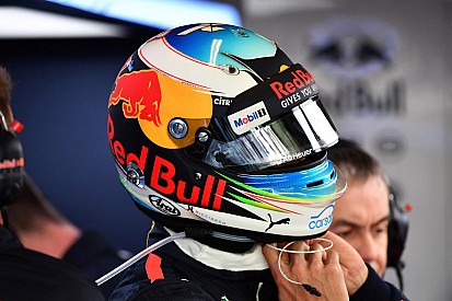 Ricciardo ajándéka a születésnapos Buttonnak