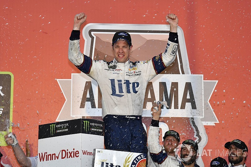 Keselowski sobrevive a caos e vence em Talladega