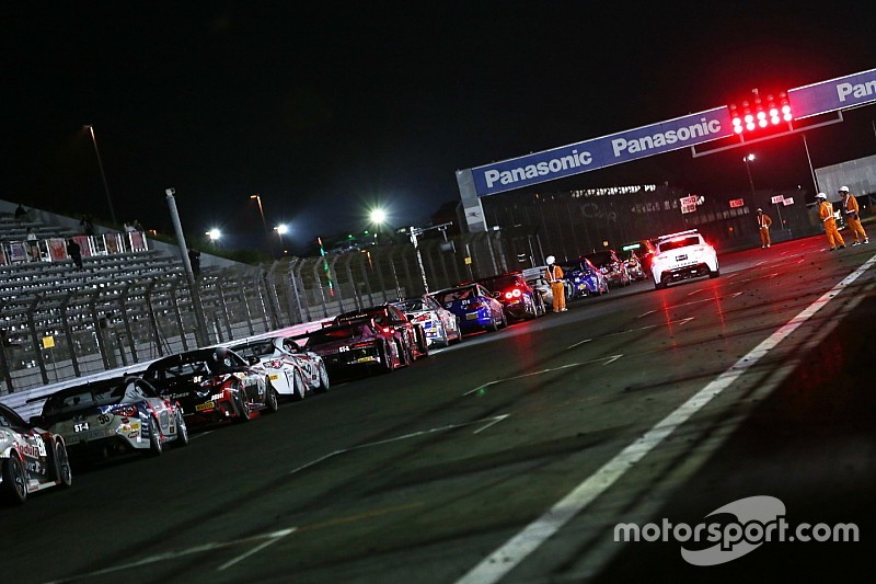 富士24時間レース。11時間経過前にクラッシュが発生、赤旗中断に