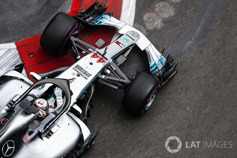Hamilton cree que Red Bull está "bastante por delante" de Mercedes