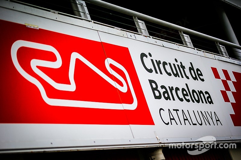 Autos con cristales rotos en un estacionamiento del GP de España