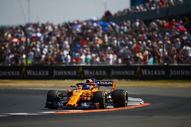 Alonso tras otro intenso duelo con Magnussen: "Siempre se dijo que hay que dejar espacio"