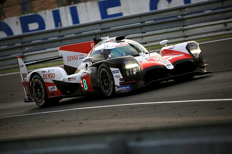 Buemi aventaja a Kobayashi después de 16 horas en Le Mans