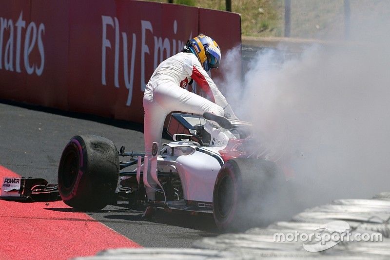 Marcus Ericsson, Sauber C37 est sorti de sa piste avant que sa voiture ne prenne feu