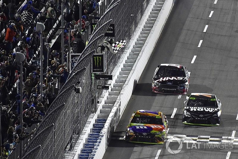 Kyle Busch, Joe Gibbs Racing Toyota takes the checkered flag and the win