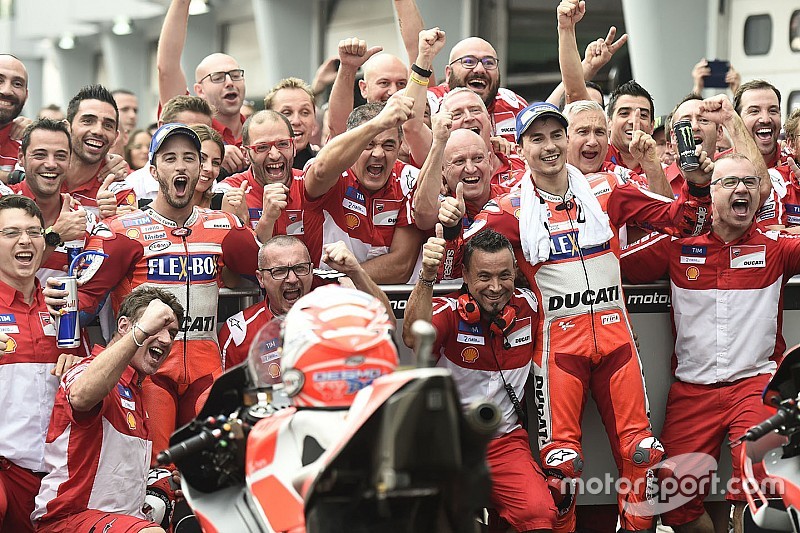 Lorenzo ironiza con Dovizioso: “compañero ejemplar”, y le tacha de “envidioso”