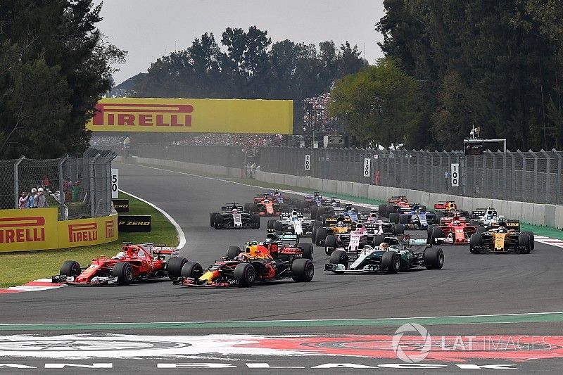 Max Verstappen, Red Bull Racing RB13 y Sebastian Vettel, Ferrari SF70H