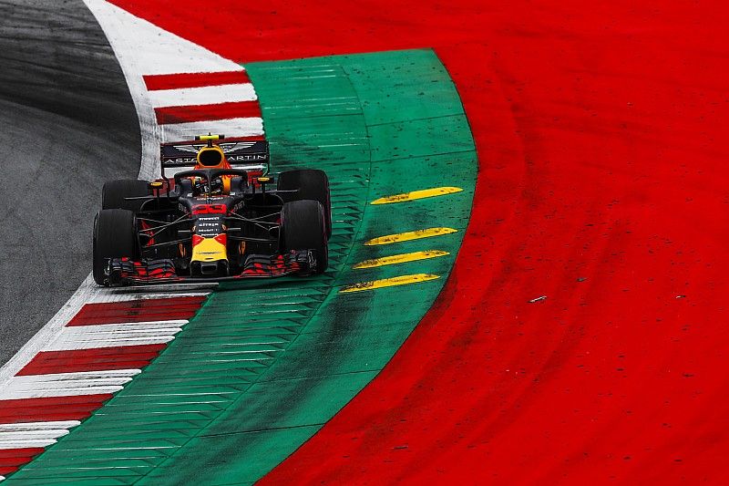 Verstappen niet blij met Ricciardo: “Dit bespreek ik wel met hem”