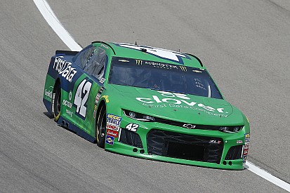 Kyle Larson logra su primer triunfo parcial de 2018 en Kansas
