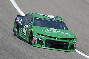 Kyle Larson logra su primer triunfo parcial de 2018 en Kansas