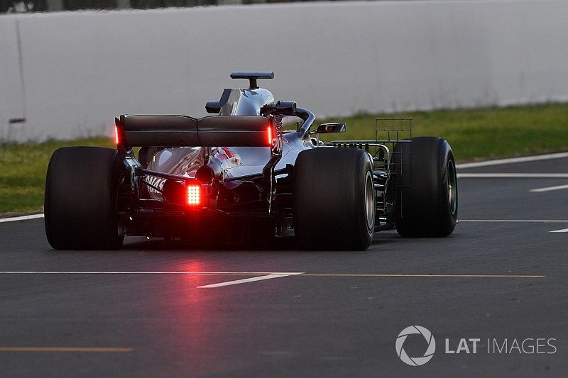 GALERIA: Mercedes testa luzes de chuva na asa traseira