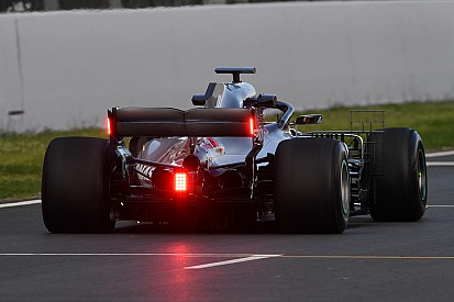 Test Barcellona: Mercedes sperimenta le luci posteriori sull'ala