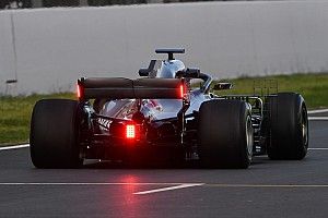 Test Barcellona: Mercedes sperimenta le luci posteriori sull'ala