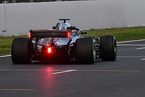 Mercedes опробовала на тестах в Барселоне новые задние огни