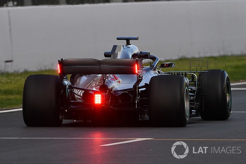 Test Barcellona: Mercedes sperimenta le luci posteriori sull'ala