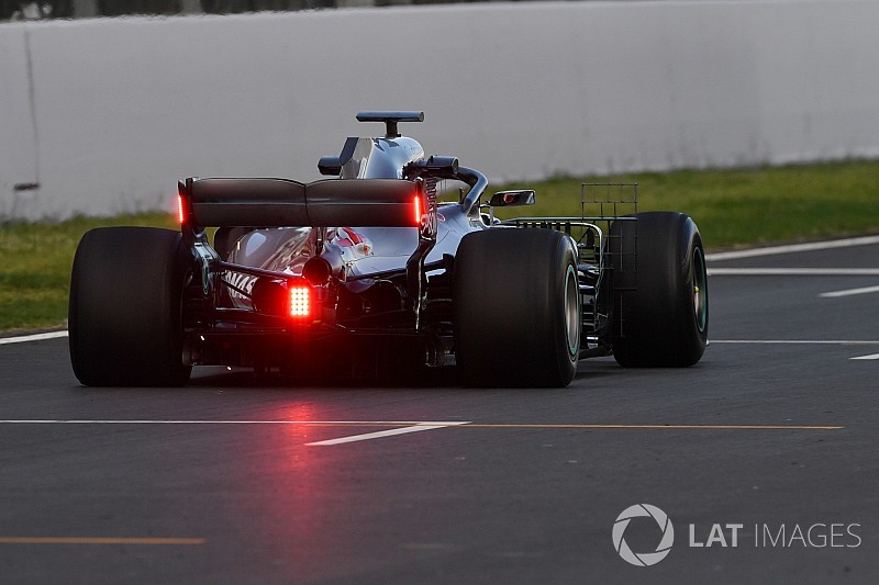 Mercedes опробовала на тестах в Барселоне новые задние огни