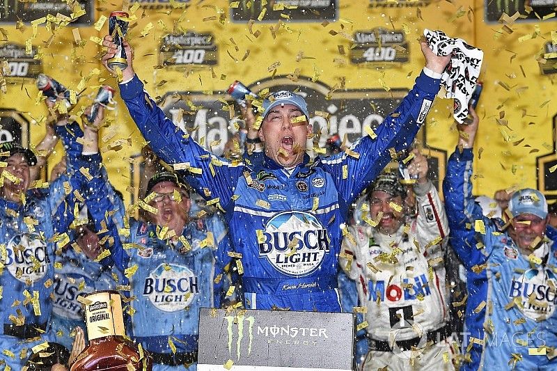 Race winner Kevin Harvick, Stewart-Haas Racing, Ford Fusion Busch Light