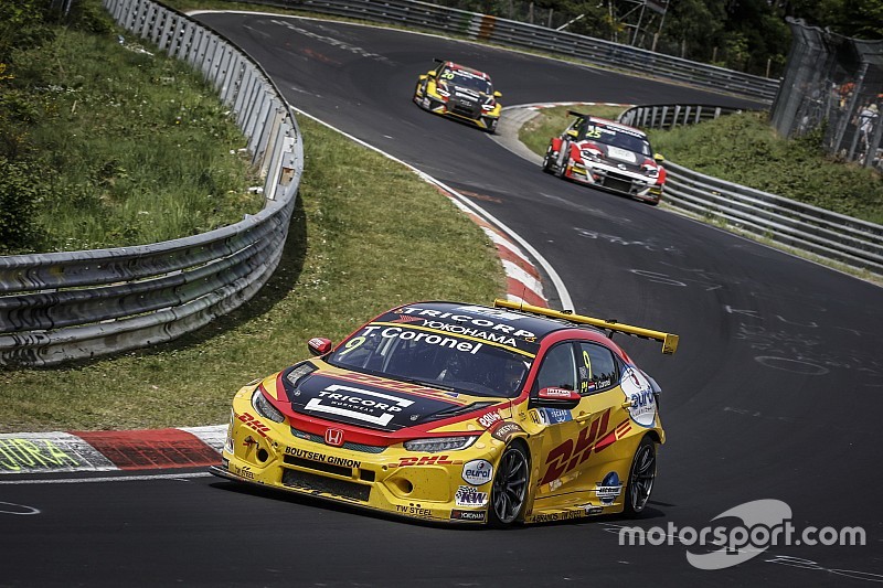 Onboard: így kerülte ki Coronel Michelisz törött kocsiját