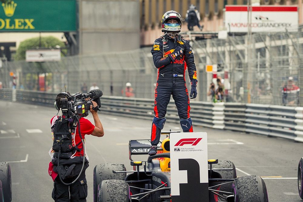 El ganador de la carrera Daniel Ricciardo, Red Bull Racing RB14 celebra en parc ferme