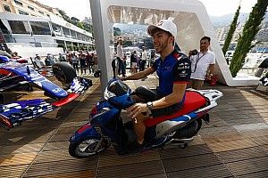 Galería: los pilotos de Toro Rosso se divierten con las scooter Honda SH