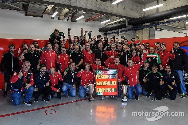 James Calado e Alessandro Pier Guidi, AF Corse festeggiano con il team il titolo mondiale