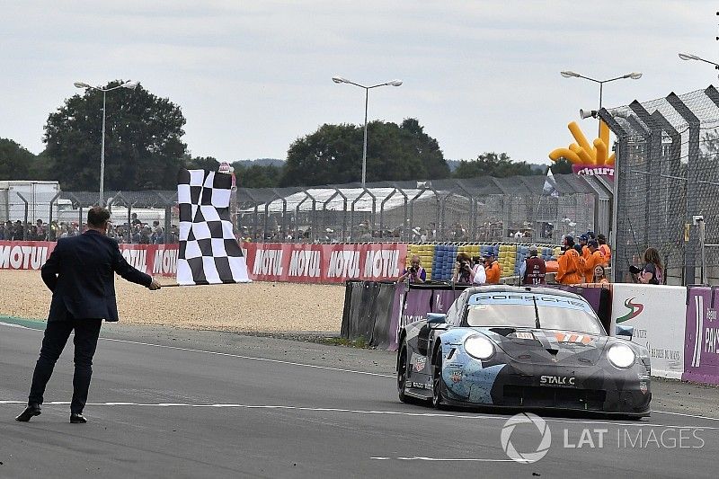 #77 Proton Competition Porsche 911 RSR: Christian Ried, Julien Andlauer, Matt Campbell, remporte le GTE Am