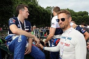 A Mercedes DTM-es csapata Button bevetésén gondolkozik