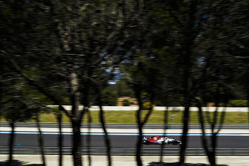 Videón Ericsson látványos becsapódása és a lángoló Sauber
