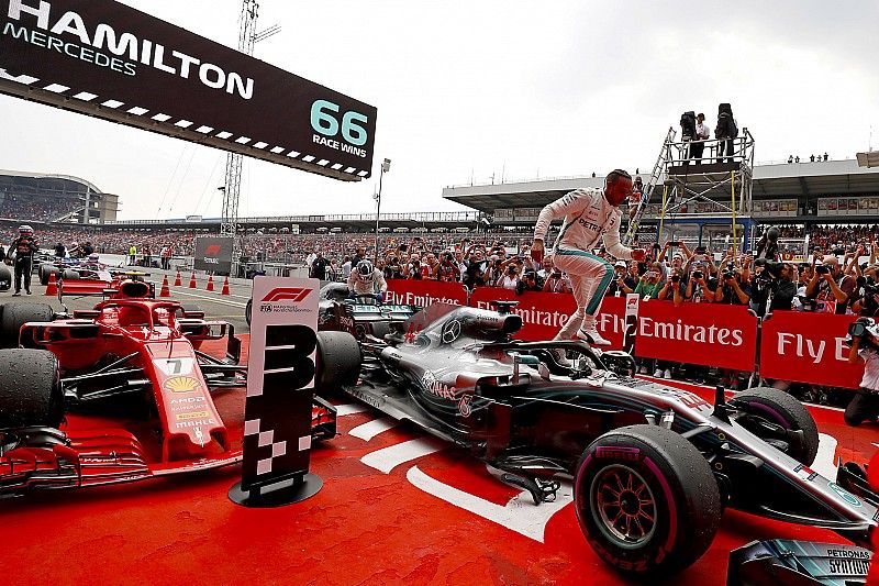 Ganador de la carrera Lewis Hamilton, Mercedes AMG F1, celebra en parc ferme