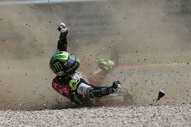 Завал в IndyCar и авария на старте в MotoGP: лучшие гоночные видео уик-энда