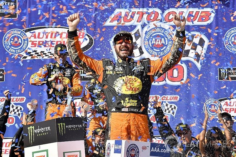 Ganador, Martin Truex Jr., Furniture Row Racing, Toyota Camry Bass Pro Shops/5-hour ENERGY