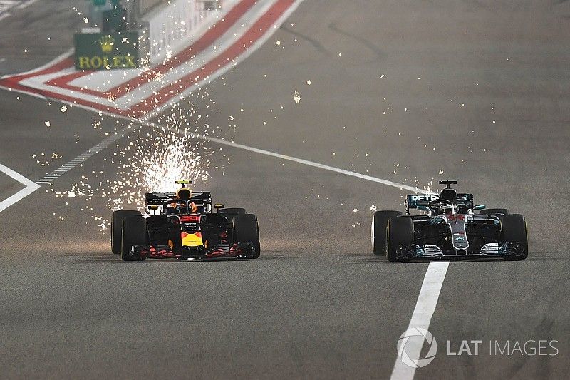 Max Verstappen, Red Bull Racing RB14 and Lewis Hamilton, Mercedes-AMG F1 W09 EQ Power+ en bataille