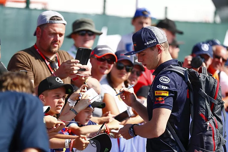 Max Verstappen, Red Bull Racing, zet handtekeningen