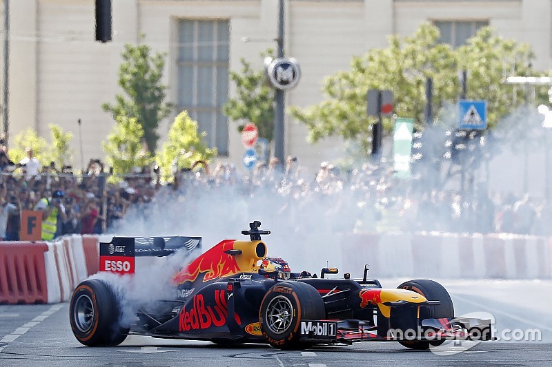Az F1 beszántja a Soldier Fieldet