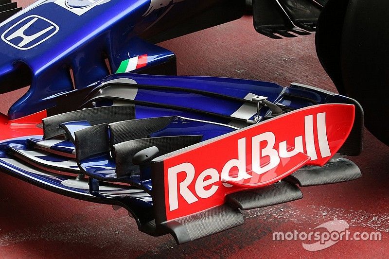 Vue détaillée de l'aileron avant de la Scuderia Toro Rosso STR13