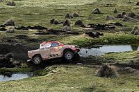 Al Attiyah espera fallo de Sainz en el Dakar