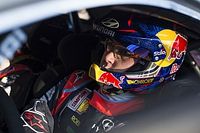 Neuville cae debajo de un puente durante un test en Córcega