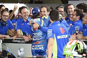 Rins hace que Suzuki olvide a Viñales