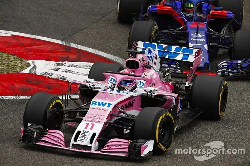 Sergio Perez, Force India VJM11, devant Brendon Hartley, Toro Rosso STR13 Honda