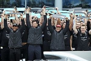 Lauda alerta Mercedes: 2017 foi difícil e 2018 será mais