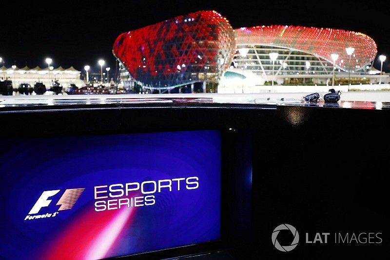 F1 E-Sport logo en la pantalla, los edificios del circuito en el fondo