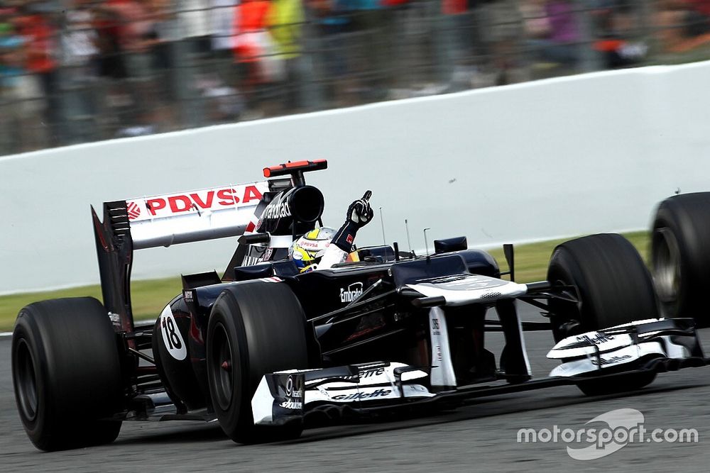 Race winner Pastor Maldonado, Williams FW34 celebrate