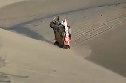 Bizar: Dakar-deelnemer maakt spectaculaire neuslanding
