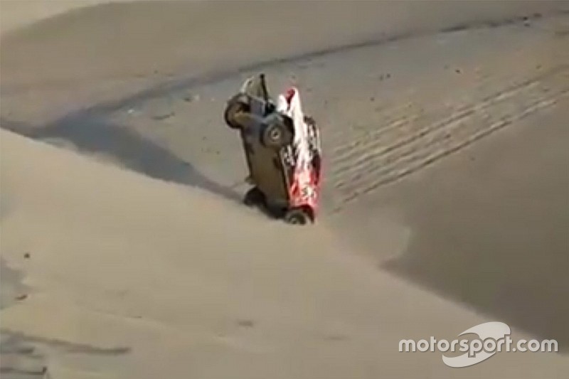 Piloto argentino queda vertical en el Dakar