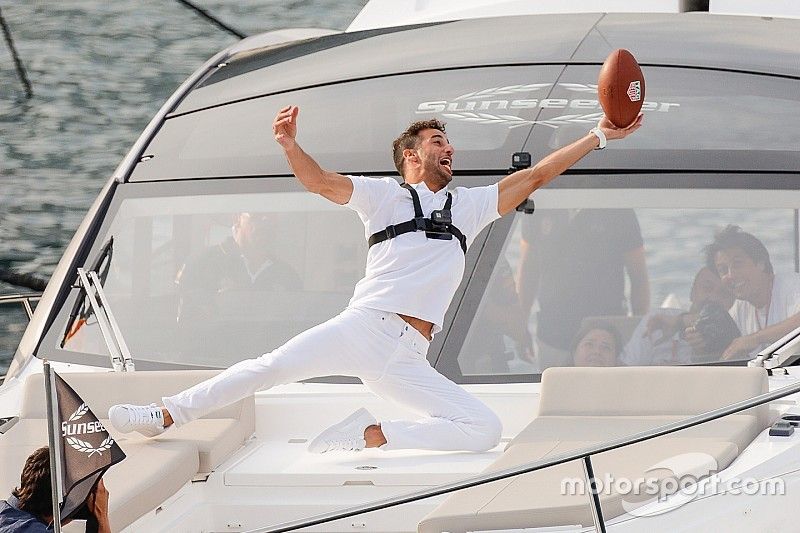 VIDEO: Tom Brady lanza un pase completo a Daniel Ricciardo