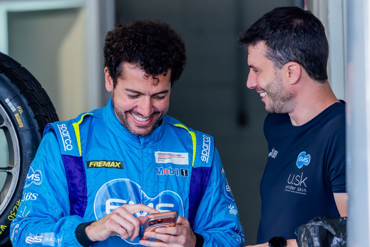 Sanchez trabalha ajuste fino de seu Porsche antes da classificação