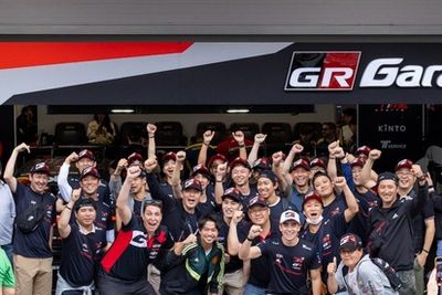 Japoneses que vieram reconstruir f&aacute;brica da Toyota visitam a Stock Car