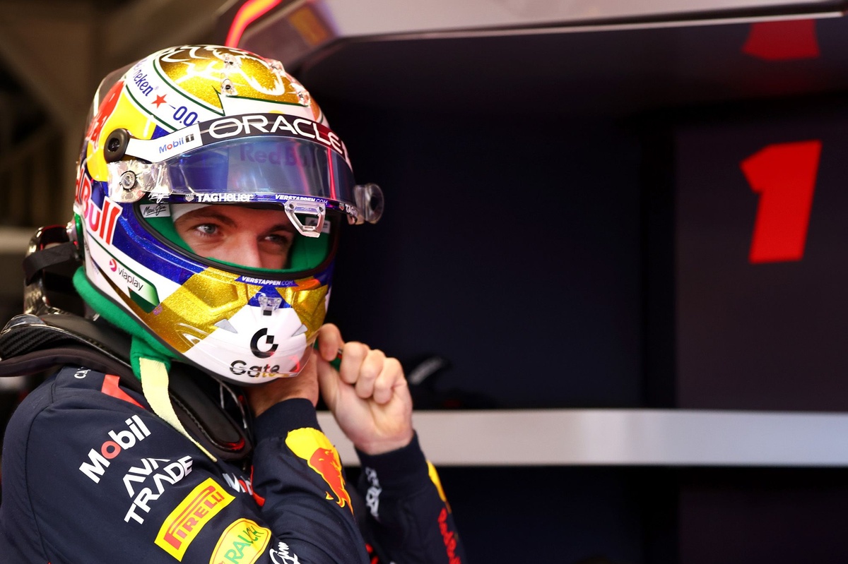 Max Verstappen partira des stands à Interlagos