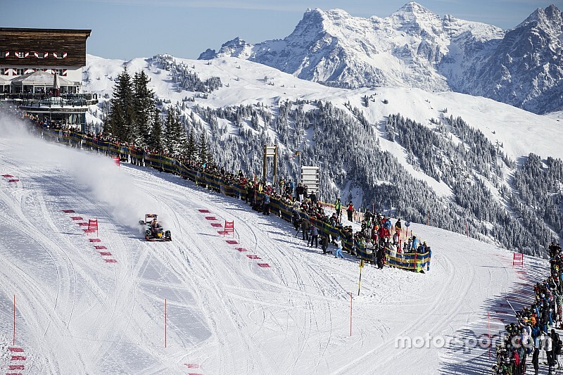 VIDEO: Verstappen se divierte con el Red Bull en la nieve