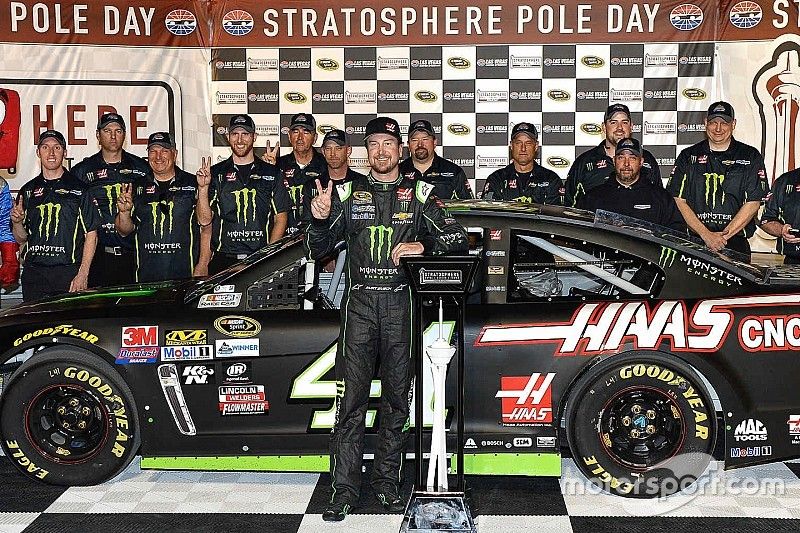 Polesitter Kurt Busch, Stewart-Haas Racing Chevrolet